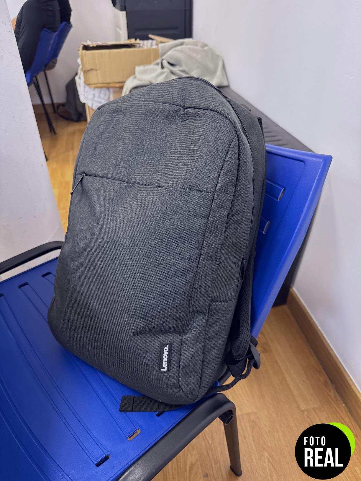 lenovo-mochila-b210-negra-repelente-foto-1