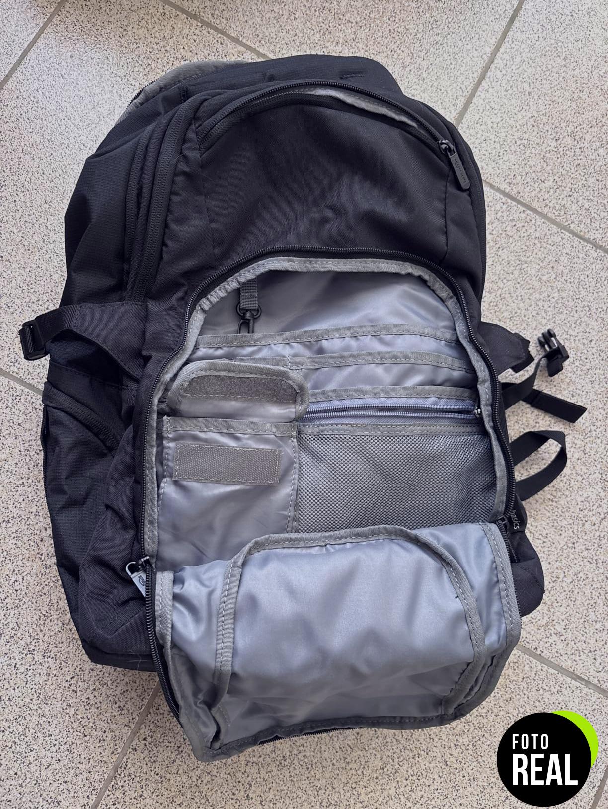 mochila-amazon-basics-negra-17in-foto-3