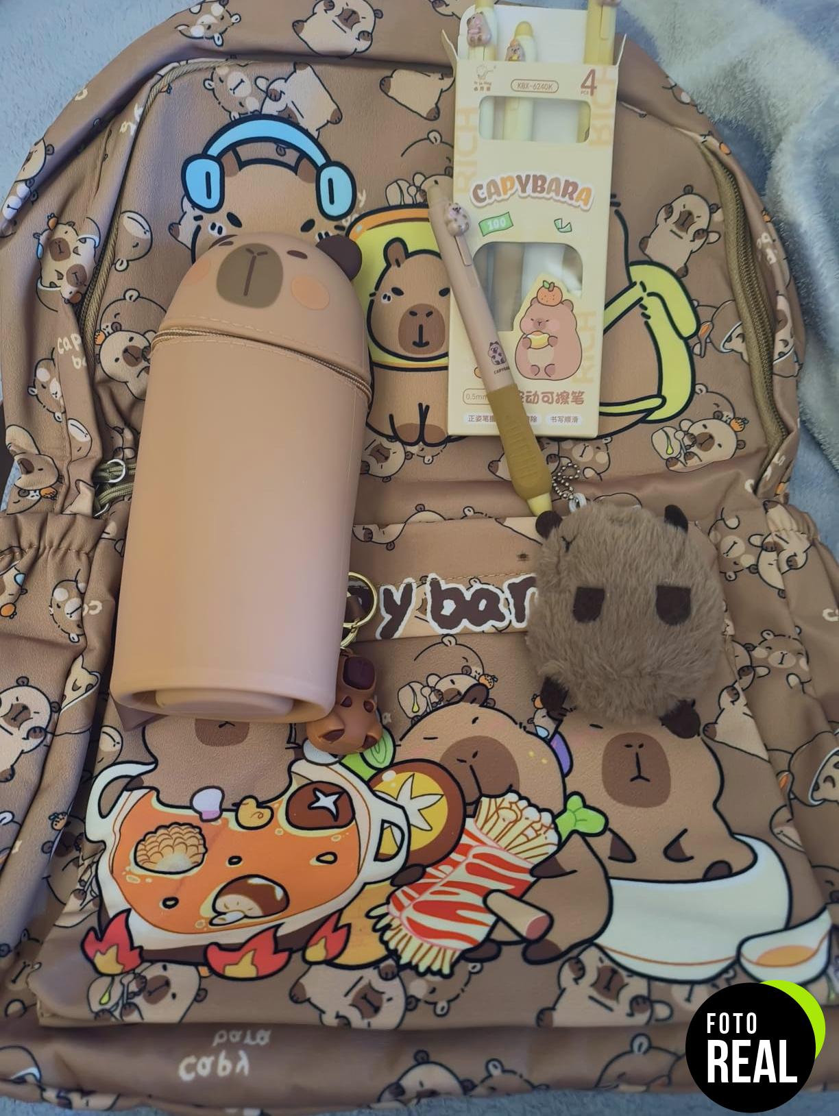 mochila-capybara-kids-2023-foto-1