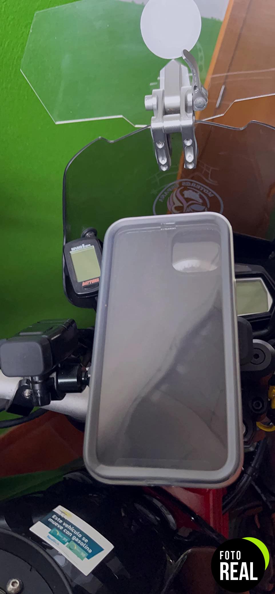 quad-lock-poncho-iphone-15-pro-maleta-mag-foto-3